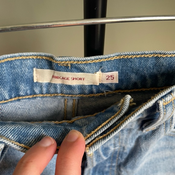 Levi’s Ribcage Shorts - Picture 4 of 4